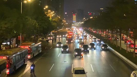 广东市区街道车流夜景视频的预览图