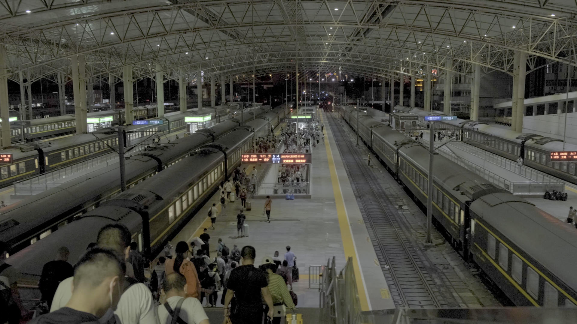 深夜的郑州火车站站台视频的预览图