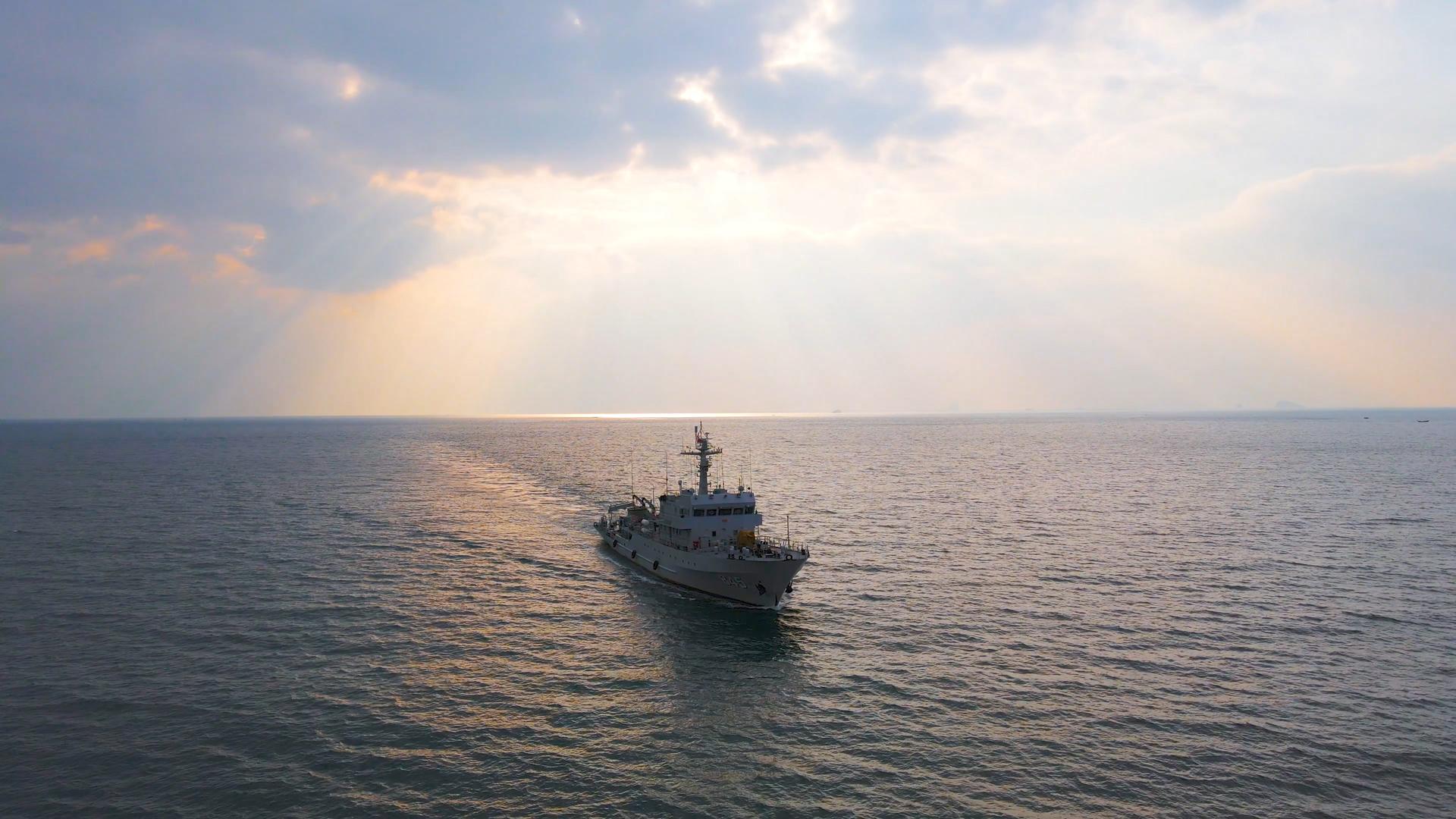 4K海警军舰航行海面视频的预览图