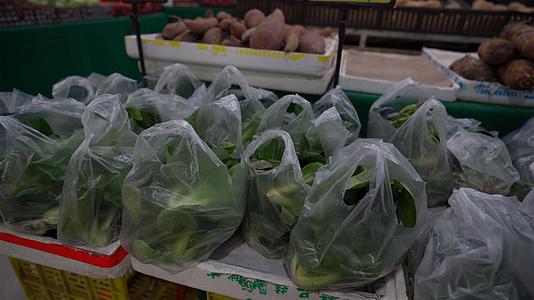 实拍超市装满蔬菜塑料袋环保限塑令8K视频的预览图