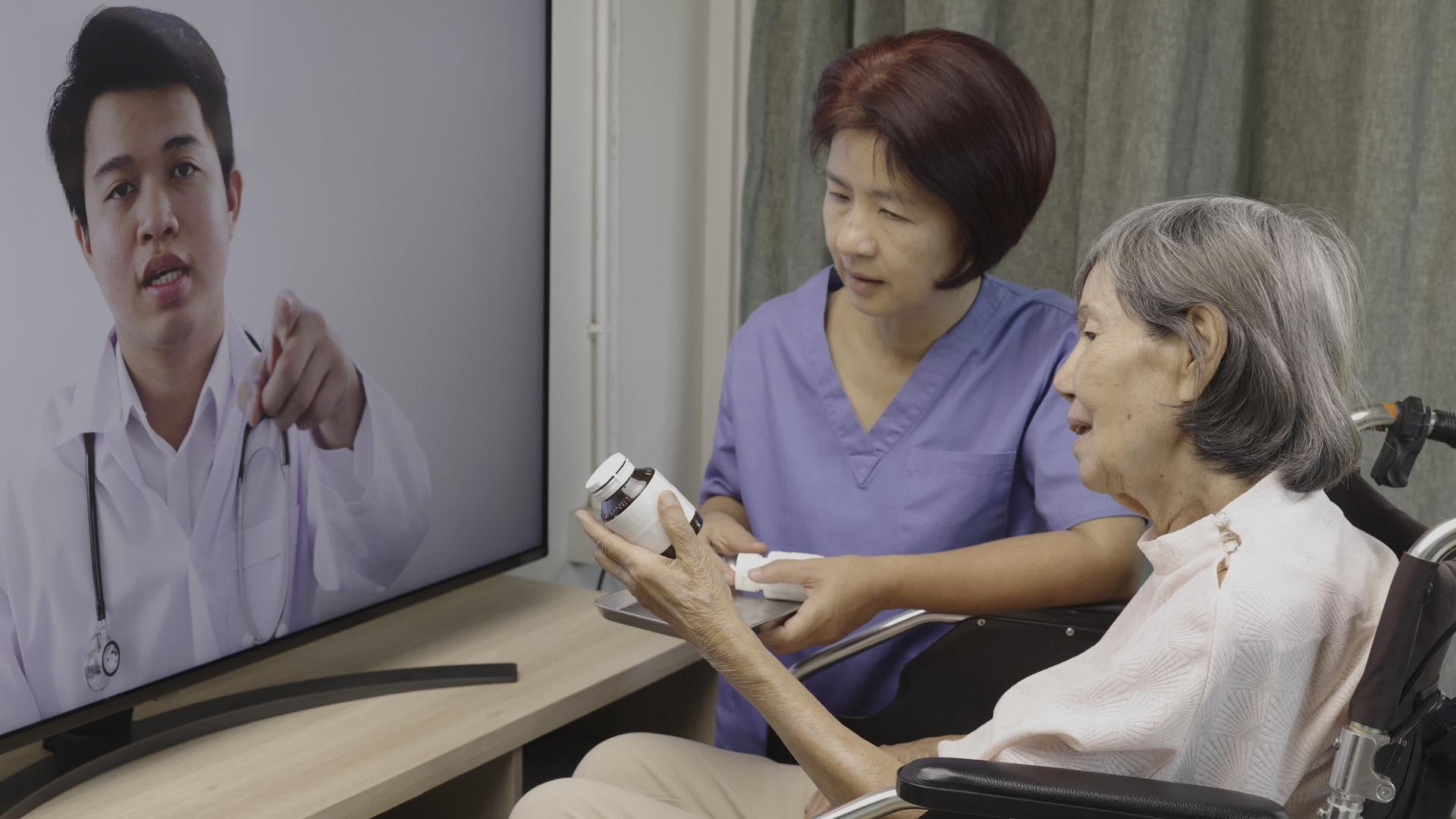 老年妇女和网上医生就保健问题与顾问见面视频的预览图