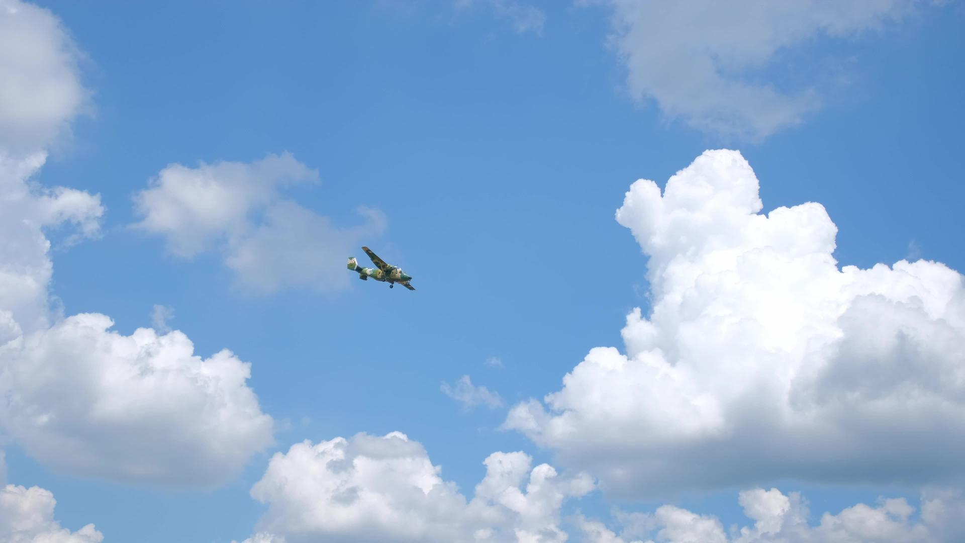 飞越空中的军用飞机视频的预览图