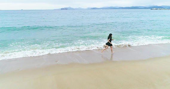 海边沙滩上奔跑的少女4k视频的预览图