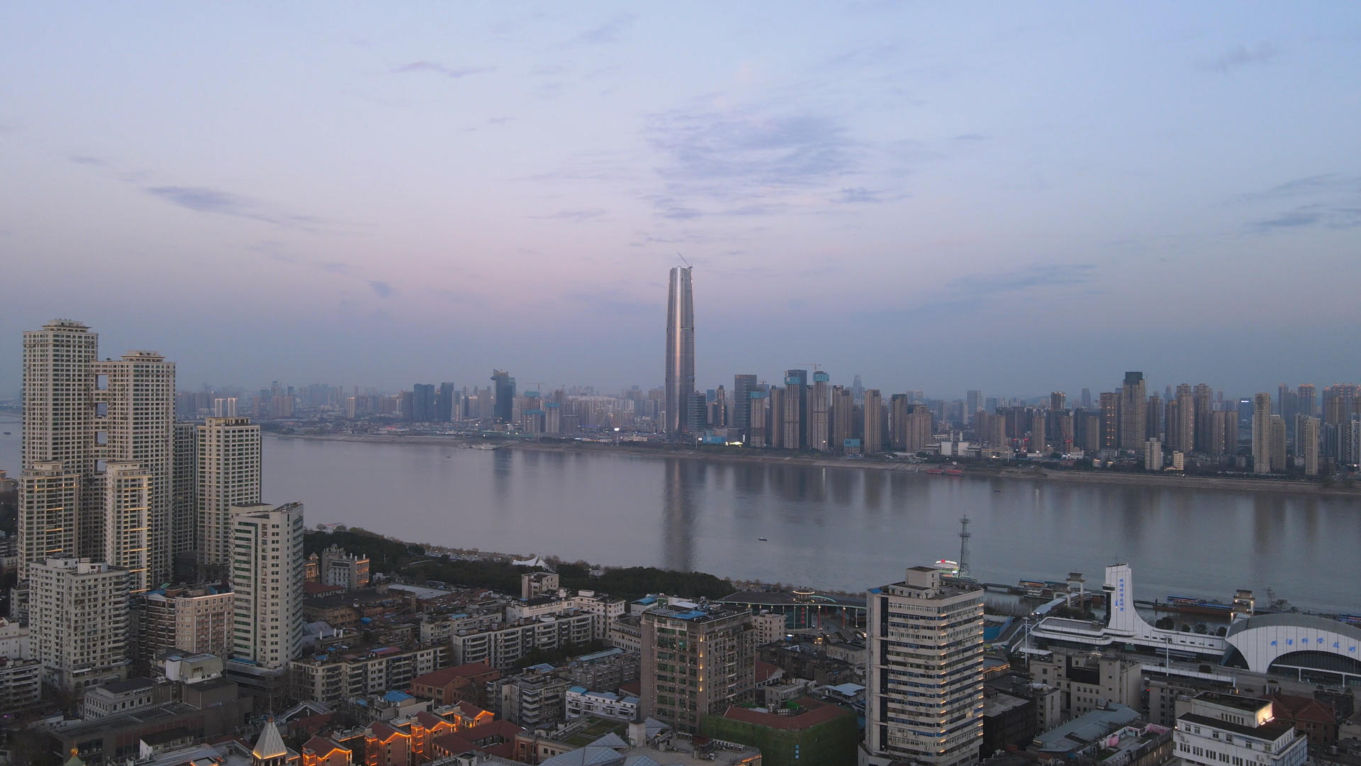 航拍城市地标天际线商务建筑江景风光4k素材视频的预览图