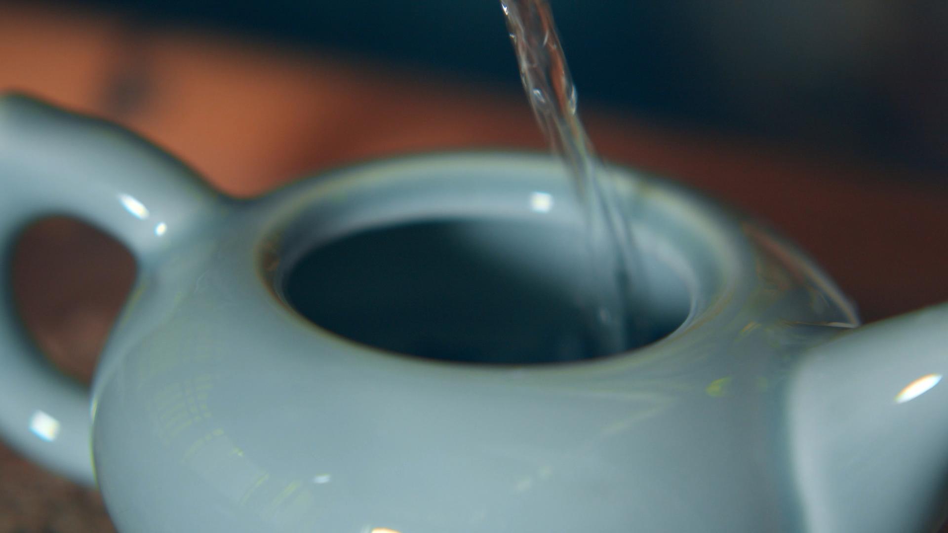 4K实拍将茶水倒入瓷壶视频素材视频的预览图