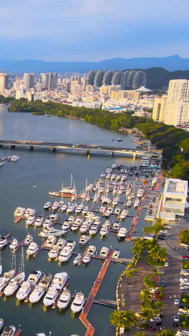 海南三亚城市天际线游艇码头航拍实拍视频的预览图
