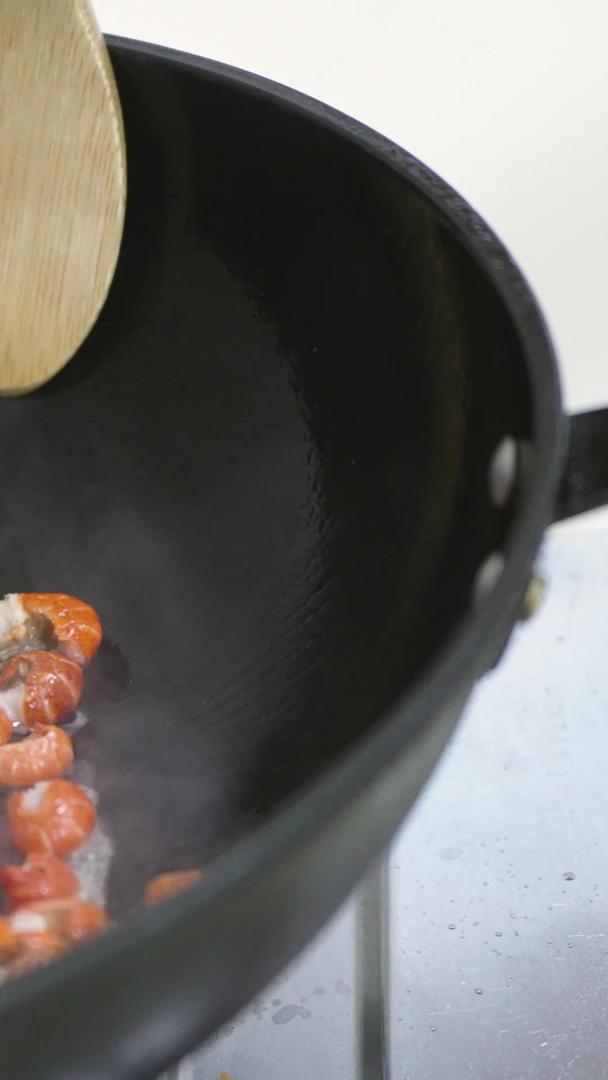 慢镜头升格拍摄烹饪中式美食红烧虾球球视频的预览图