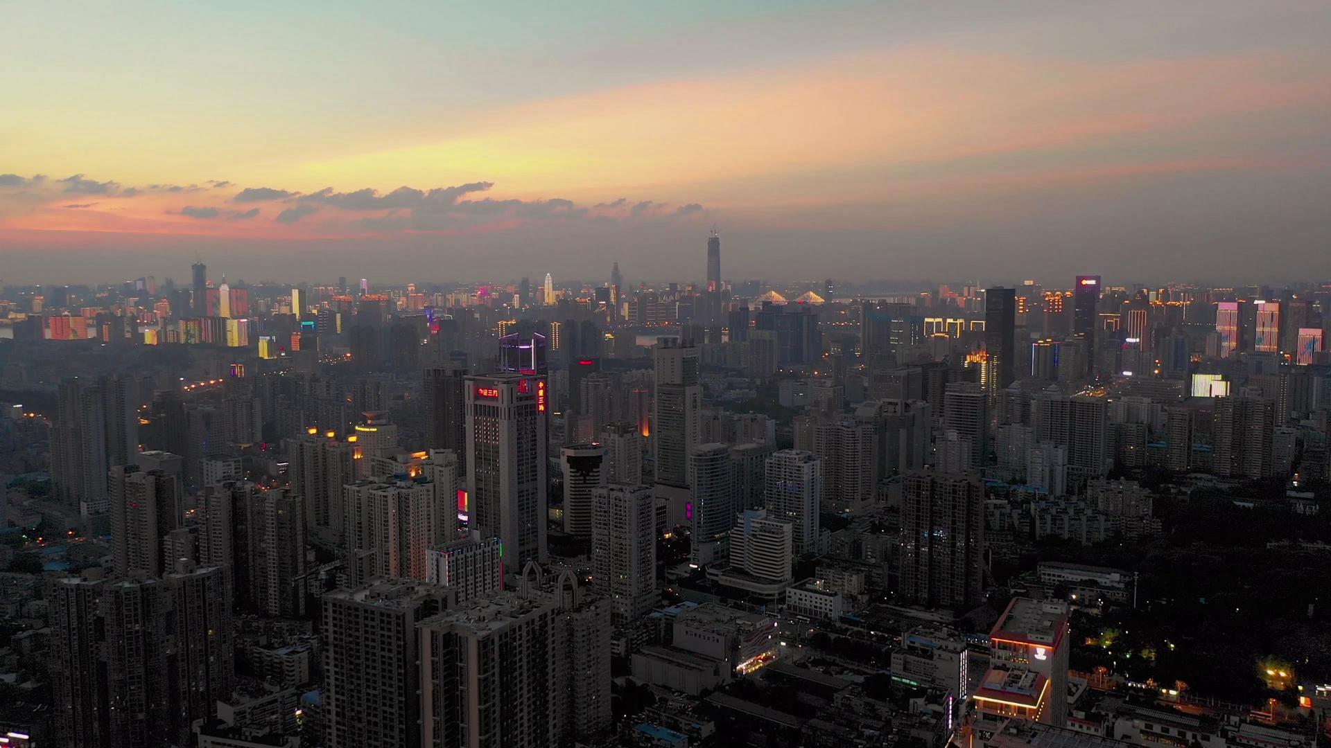 晚霞下华灯初上的城市夜景风光视频的预览图