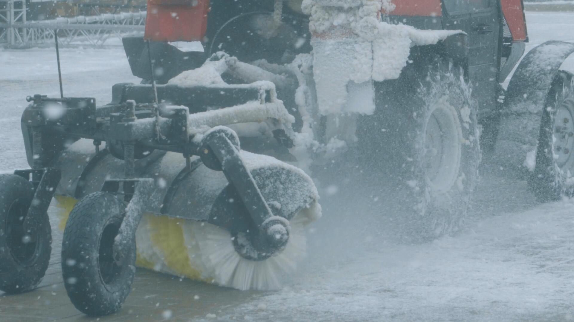 冬天暴风雪后忙碌的除雪车视频的预览图