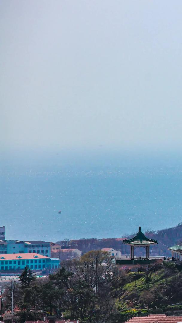 青岛风光延时远眺小鱼山和海上货船视频的预览图