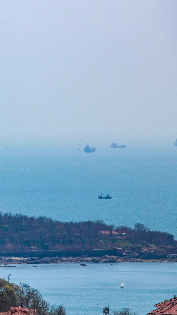 青岛风光延时远眺小鱼山和海上货船视频的预览图