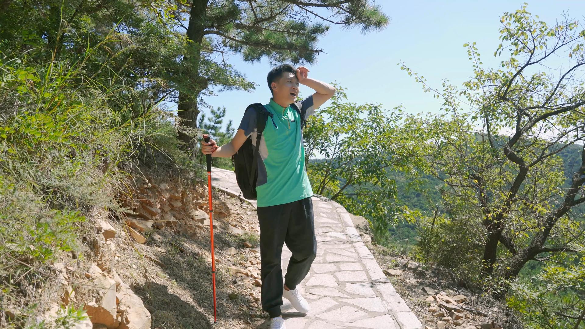 4K男性青年登山擦汗远足旅行视频的预览图