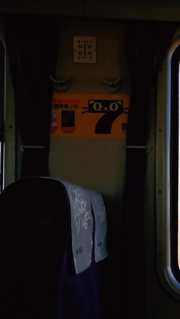 在大西北戈壁行驶的古老火车和窗外的风景视频的预览图