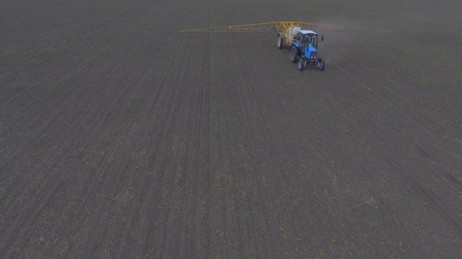 拖拉机把肥料撒在地里视频的预览图