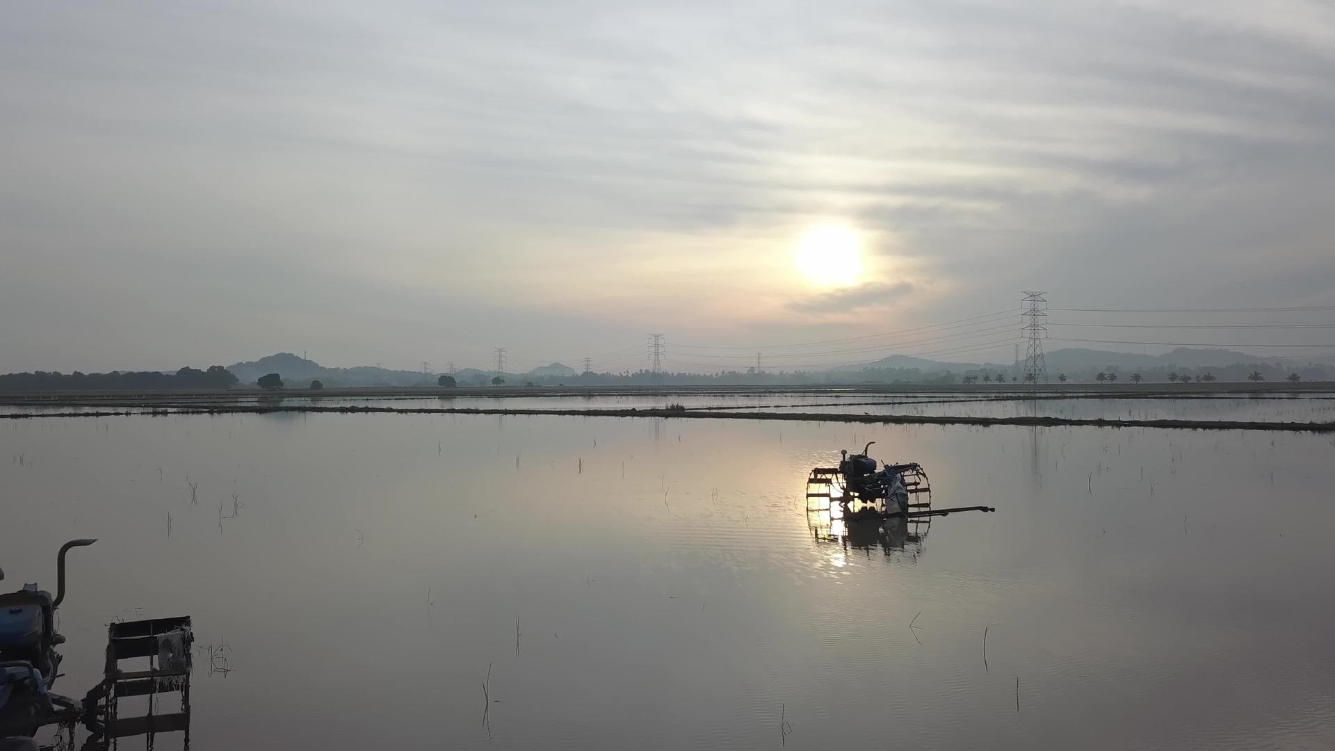 向两辆拖拉机移动视频的预览图