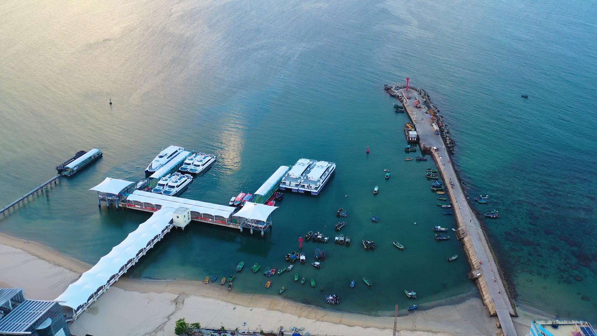 航拍三亚渔村海边码头视频的预览图