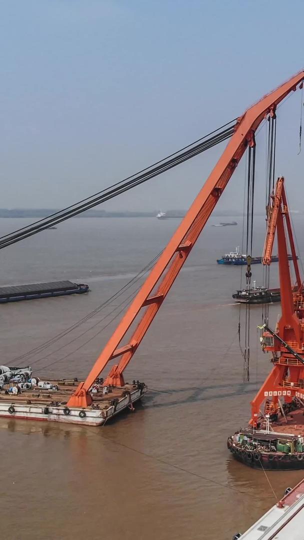 航拍延时摄影江港口码头卸货船运4视频的预览图