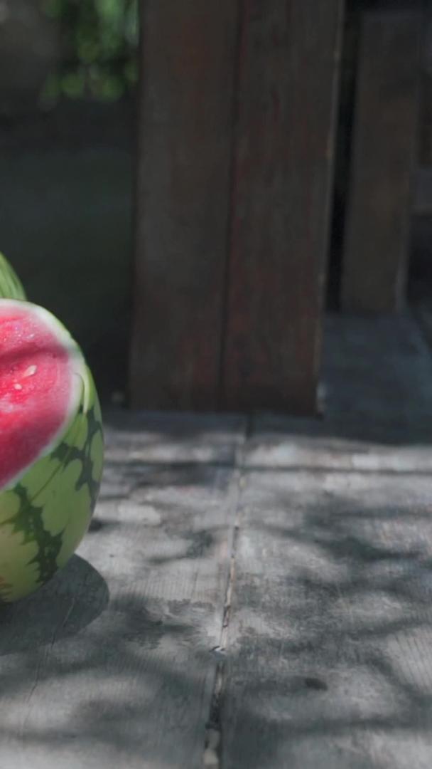 西瓜和汽水在阳光下视频的预览图