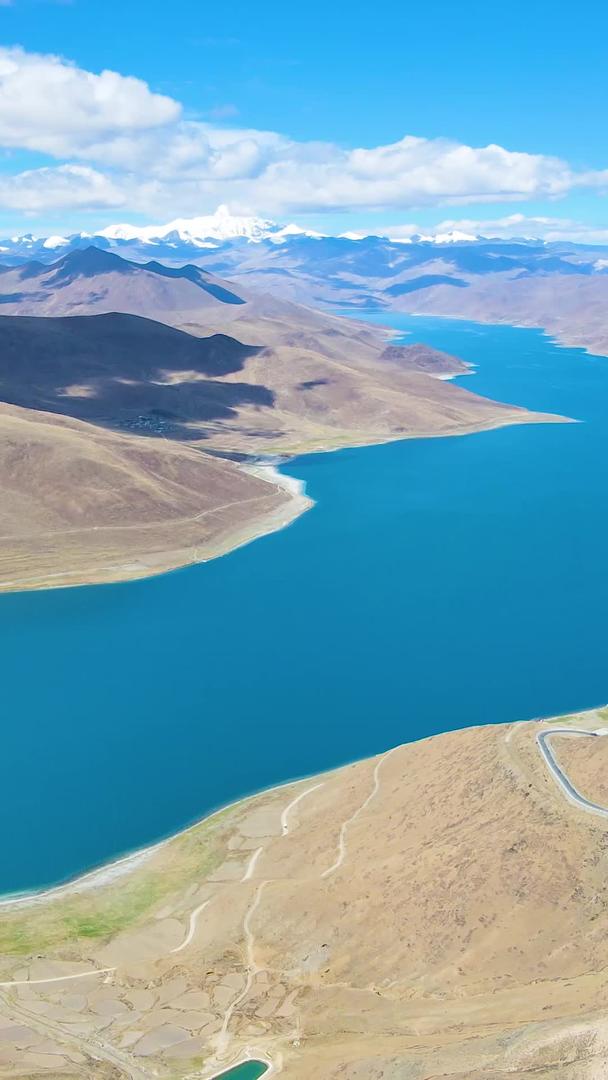 航拍碧水蓝天羊湖自然景观视频的预览图