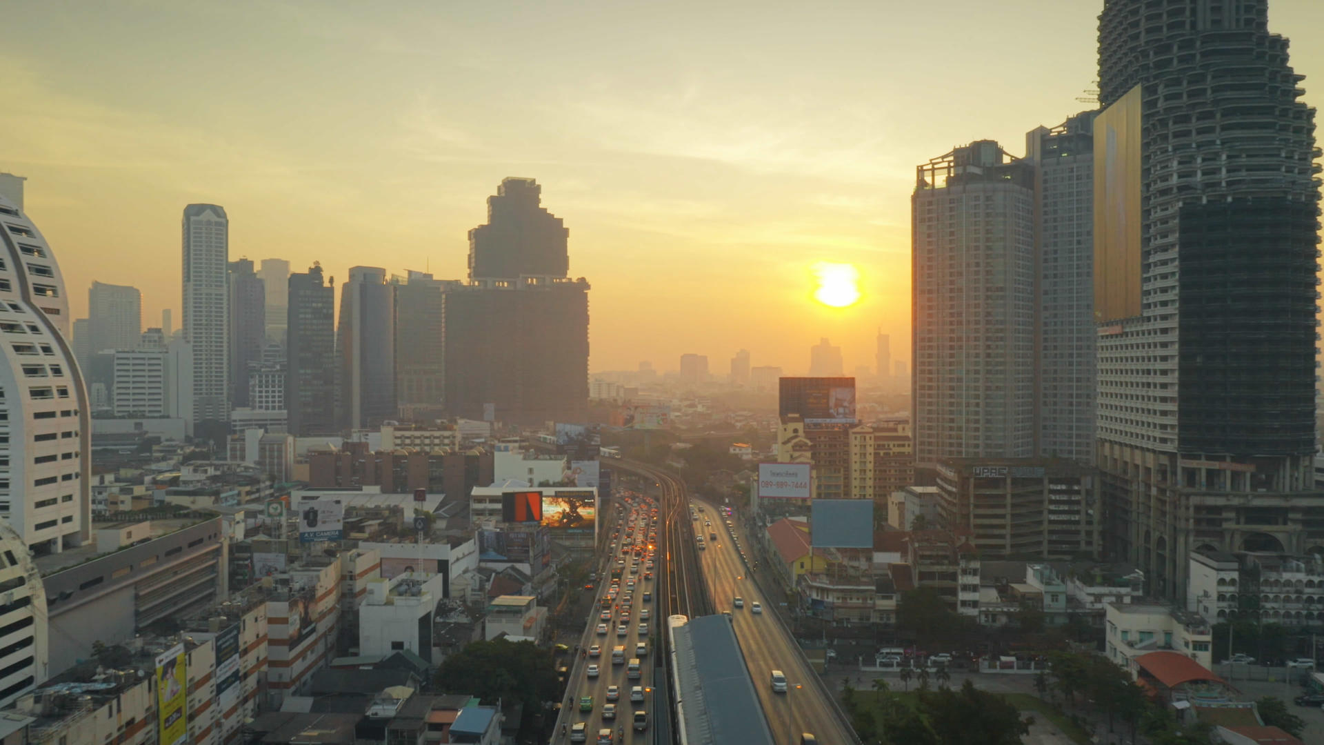 4K无人机航拍日出的泰国曼谷湄公河南城市中心建筑视频的预览图