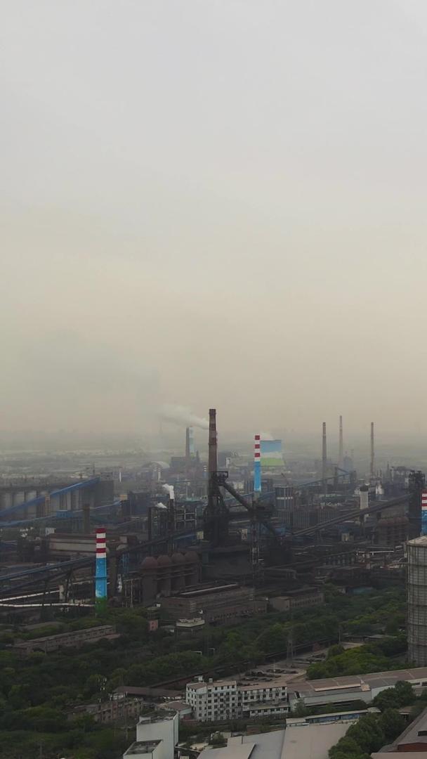 能源环保环境制造工业石化工厂烟囱材料视频的预览图