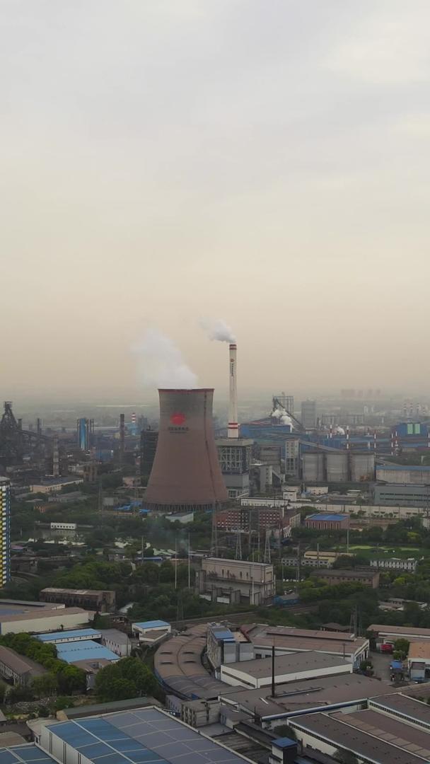 能源环保环境制造工业石化工厂烟囱材料视频的预览图
