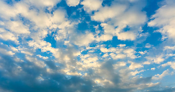 早晨的蓝天白云4K延时视频素材视频的预览图
