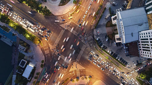 8k素材延时摄影航拍城市交通路口夜景视频的预览图