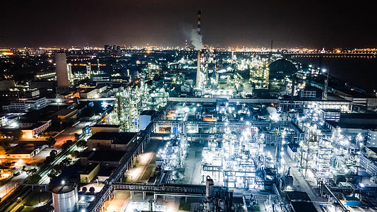 4K航拍石油化工厂工业生产污染排放夜景延时摄影视频的预览图