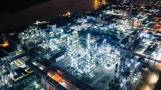 4K航拍石油化工钢厂生产污染排放夜景延时摄影视频的预览图
