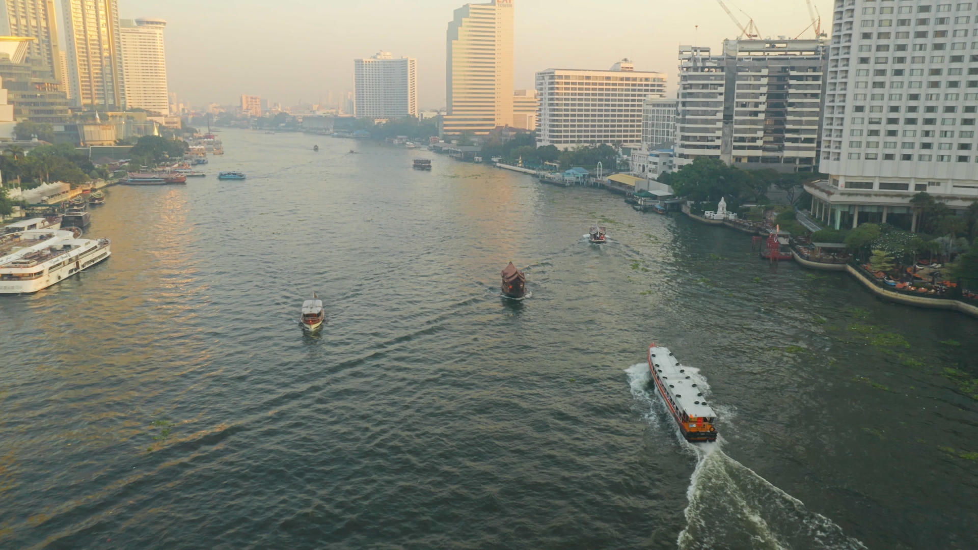 4K无人机航拍日出泰国曼谷湄公河南城市中心建筑河流船只视频的预览图