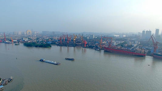 江河船码头大景4K航拍视频的预览图