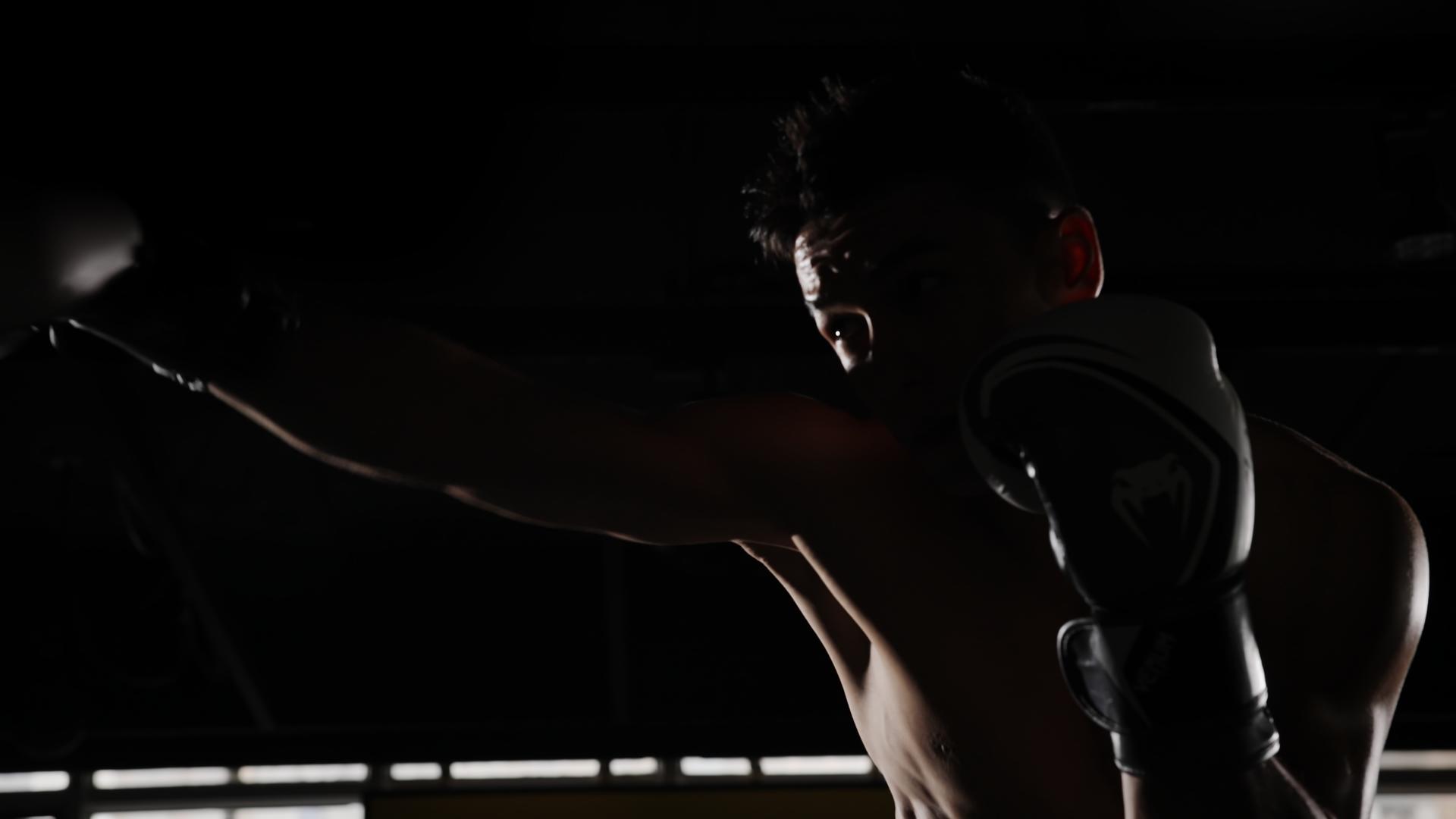 拳击教练打拳的特写镜头视频的预览图