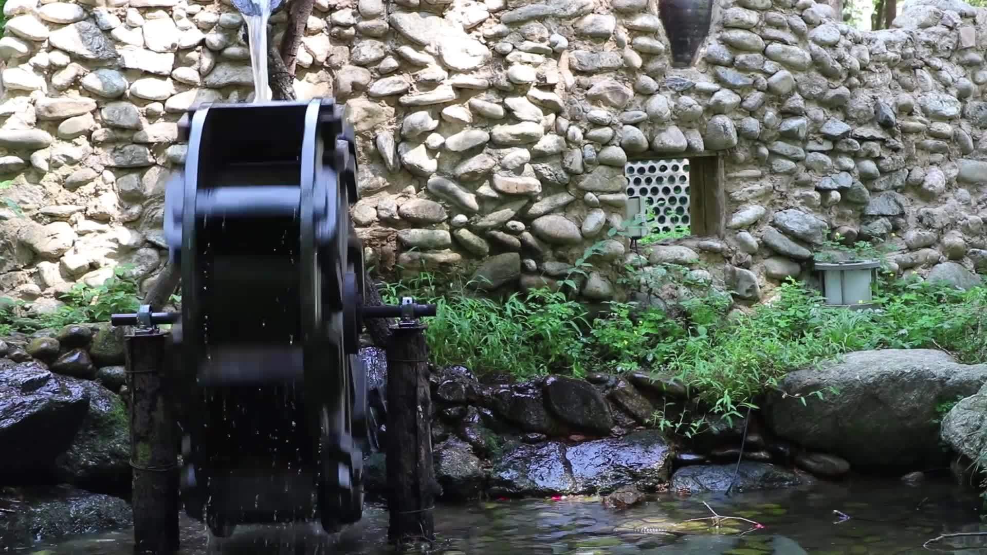 旧的老式水轮或水磨机池子里有流水视频的预览图