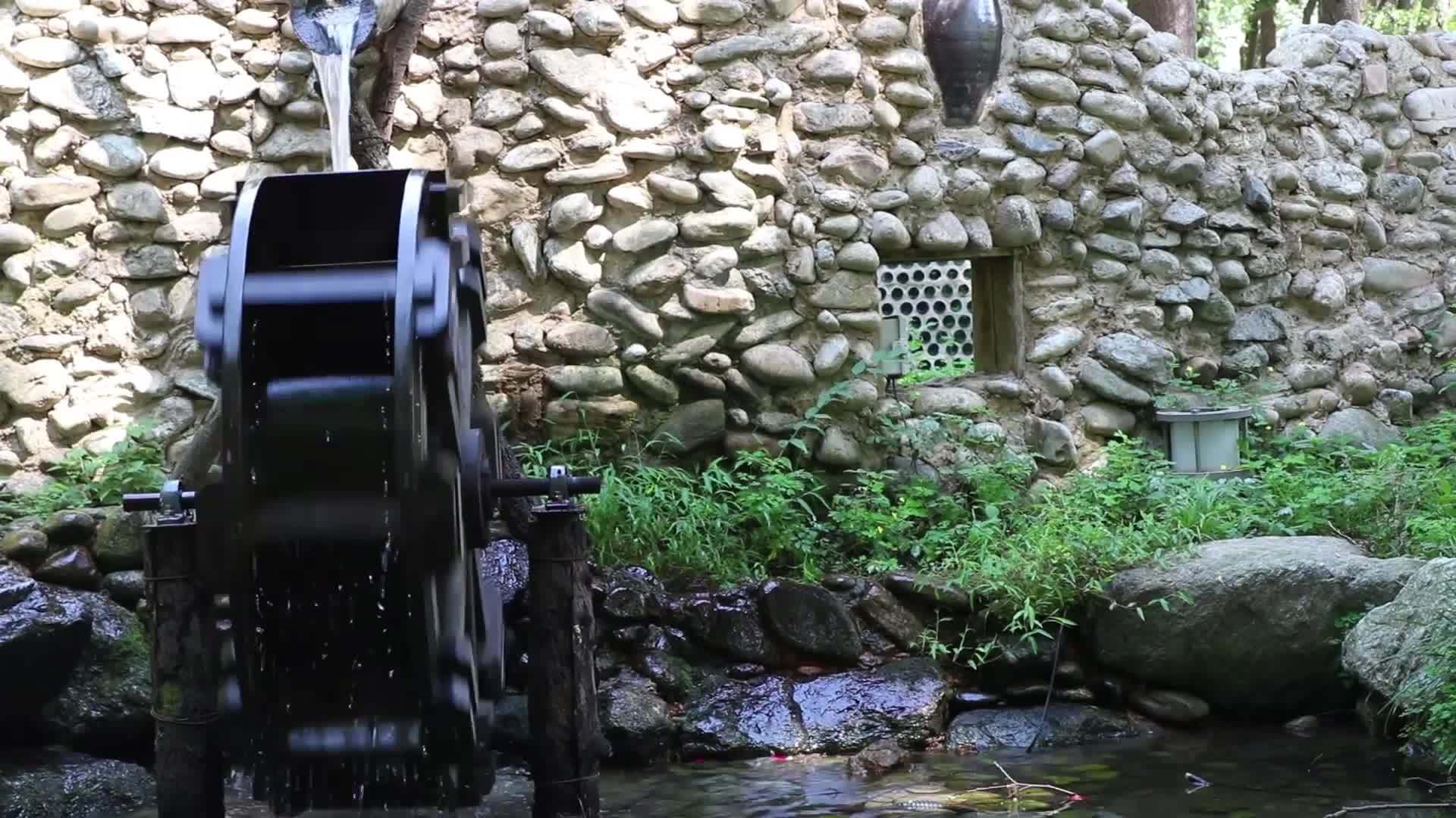 老旧的水轮或水磨机池里有流水视频的预览图