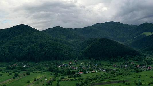 罗马喀尔巴阡山脉靠近森林的村庄视频的预览图