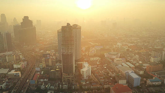 4K无人机航拍日出泰国曼谷湄公河南城市中心建筑街道车流视频的预览图