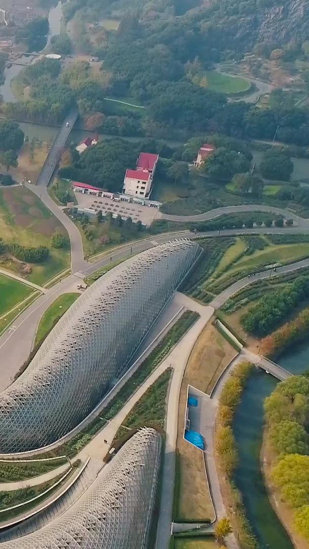 航拍上海辰山植物园视频的预览图