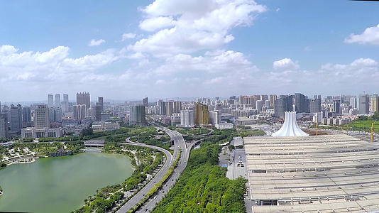 南宁市中心湖景4K航拍视频的预览图