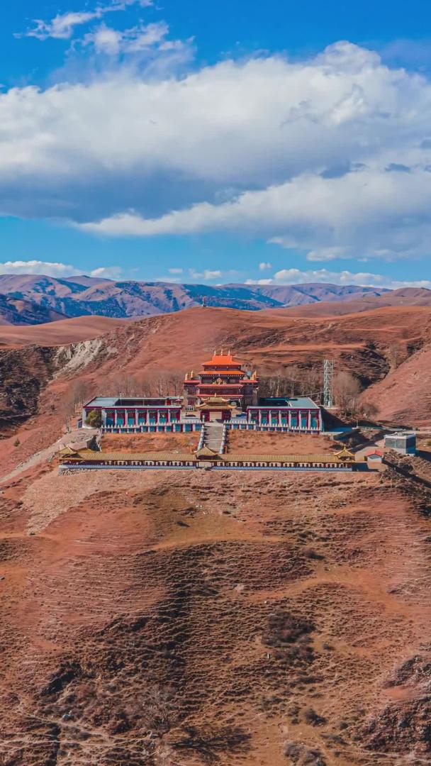 藏族寺庙航拍延时移动视频的预览图