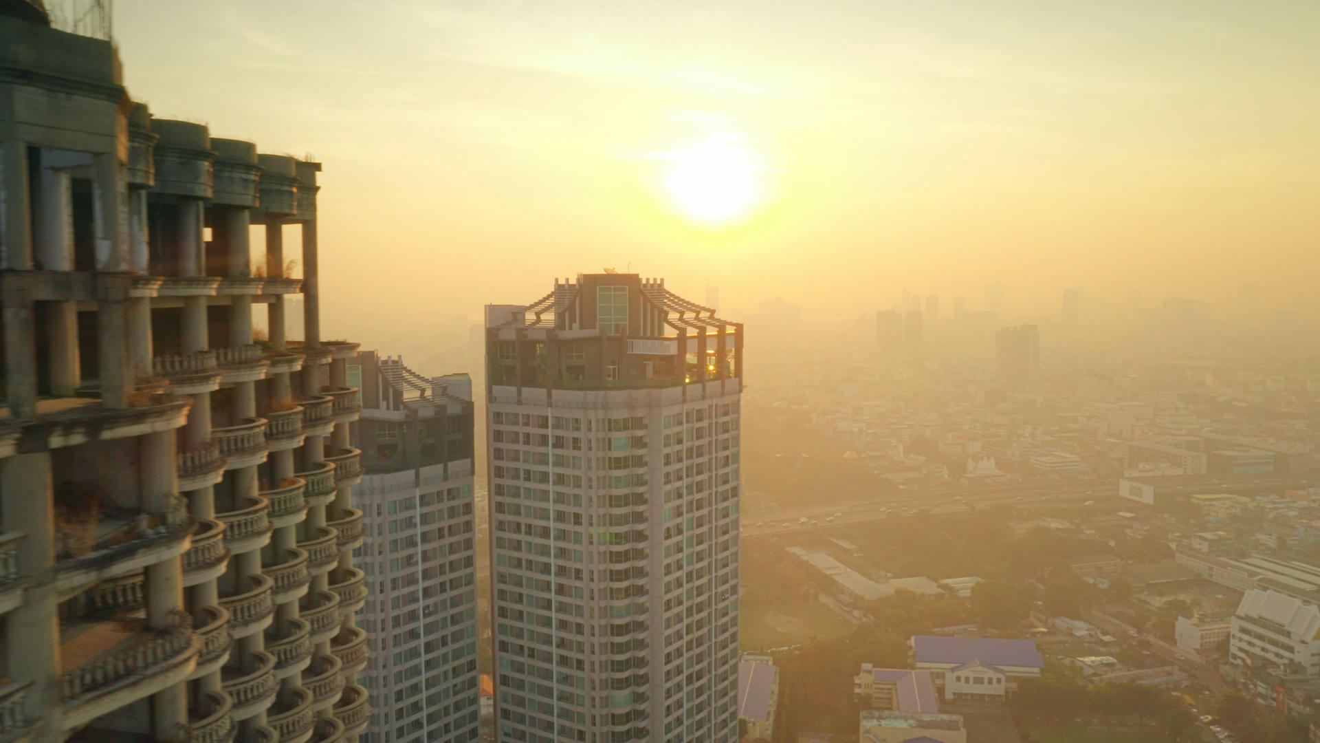 4K无人机航拍泰国曼谷平移镜头下的城市建筑视频的预览图