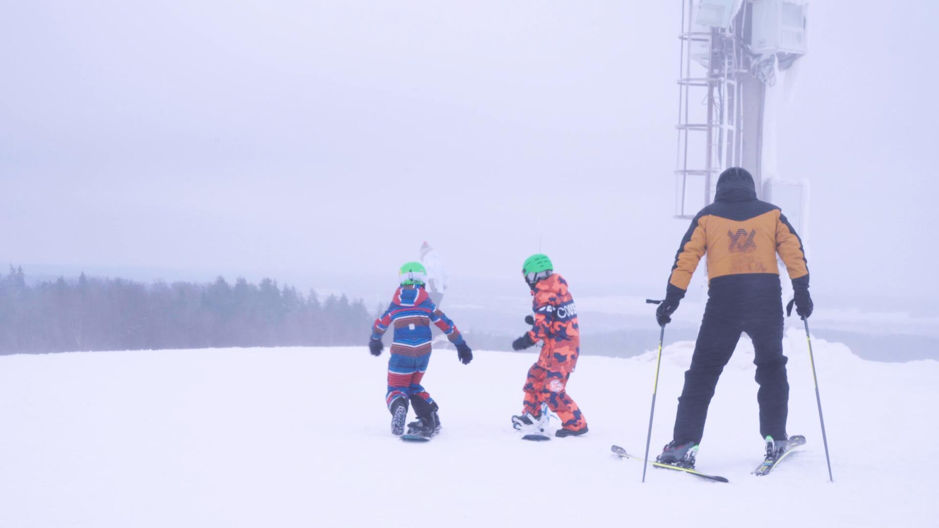 冬季滑雪运动儿童玩单板视频的预览图