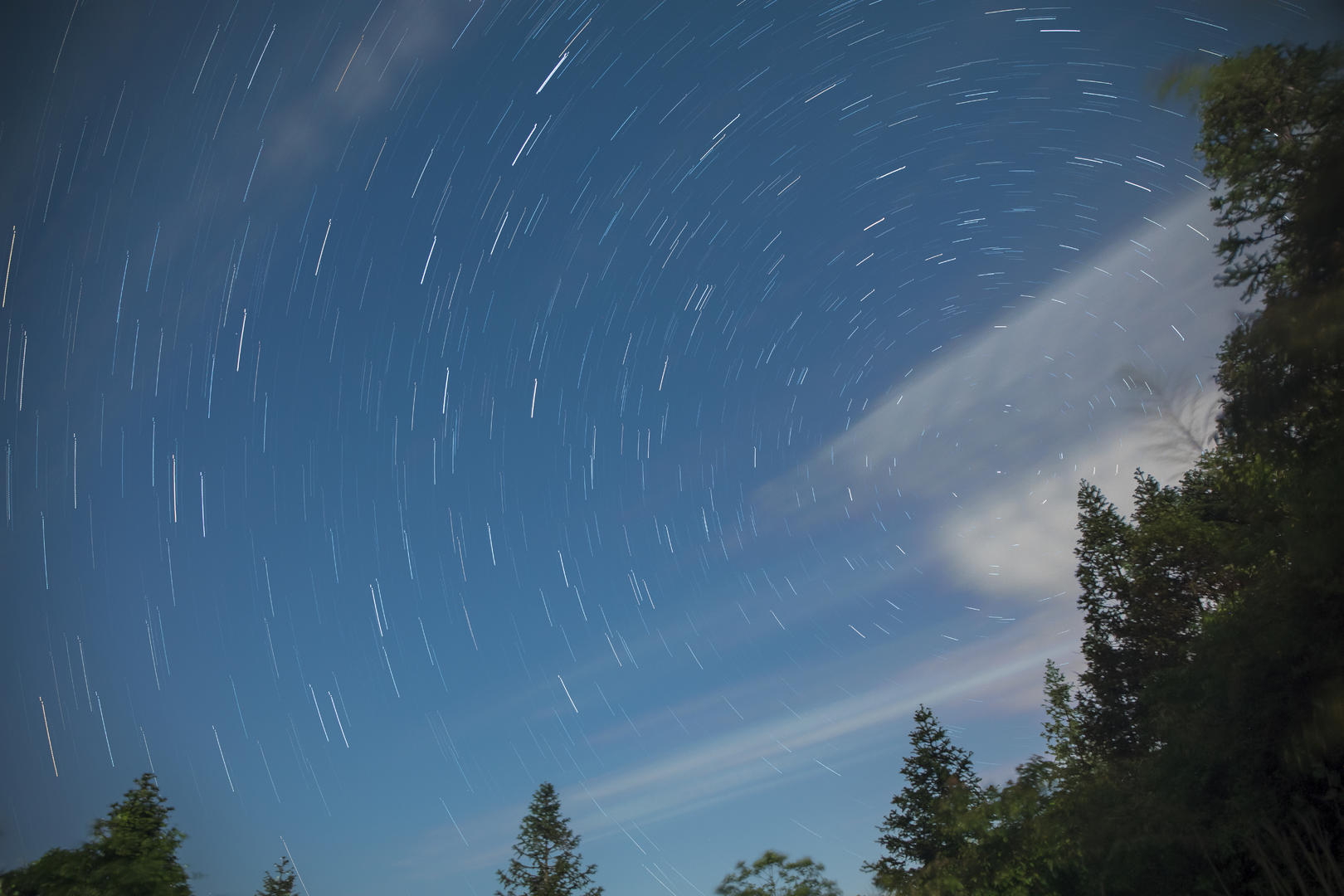 4K延时拍摄夜空中的星轨视频的预览图