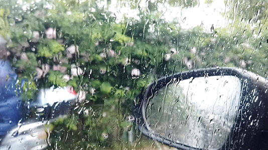 车窗上的雨滴视频的预览图