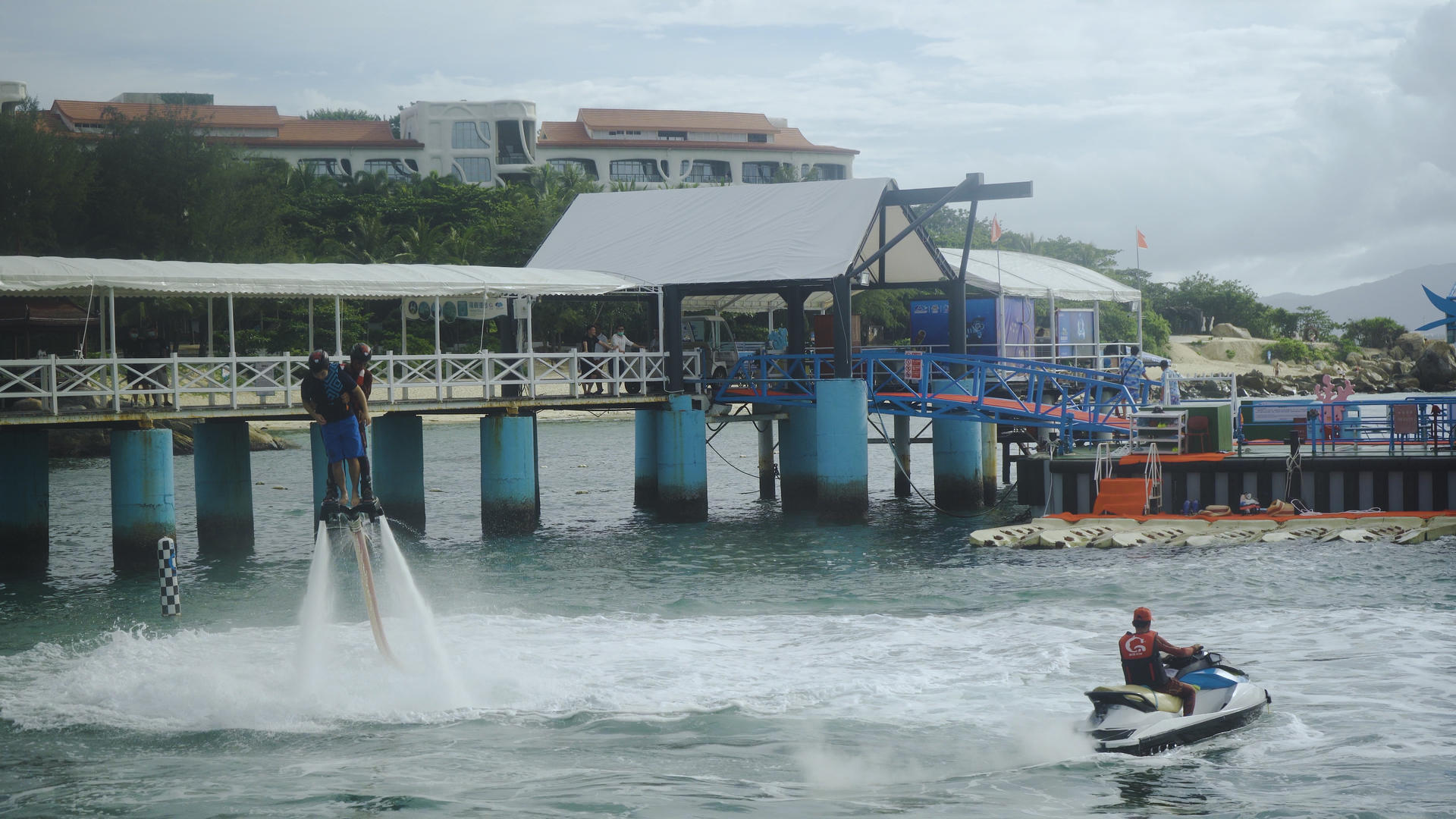 4k高清实拍海上玩水上飞龙的游客视频的预览图