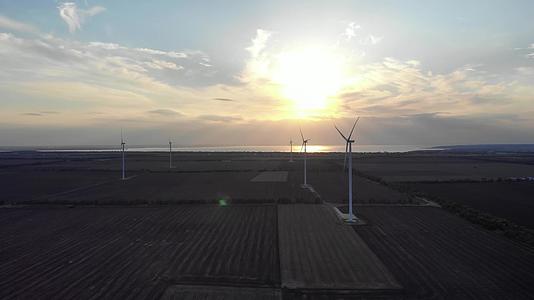 乌克兰敖德萨海附近的空中风力涡轮发电厂视频的预览图