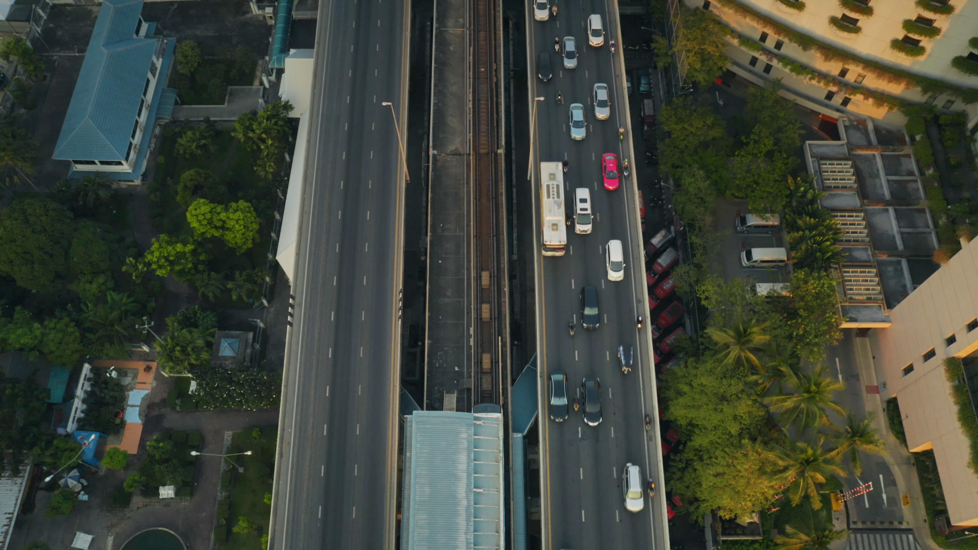 4K无人机航拍泰国曼谷湄公河南城市中心公路街道车流视频的预览图