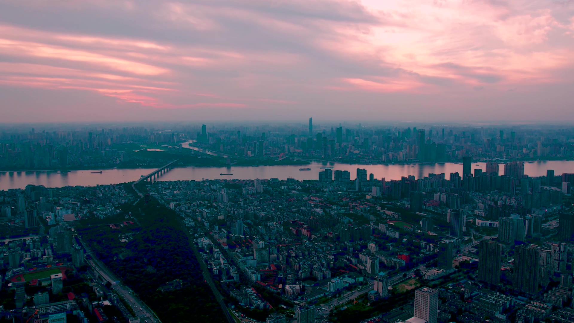 4K航拍晚霞之下的都市风光延时视频素材视频的预览图