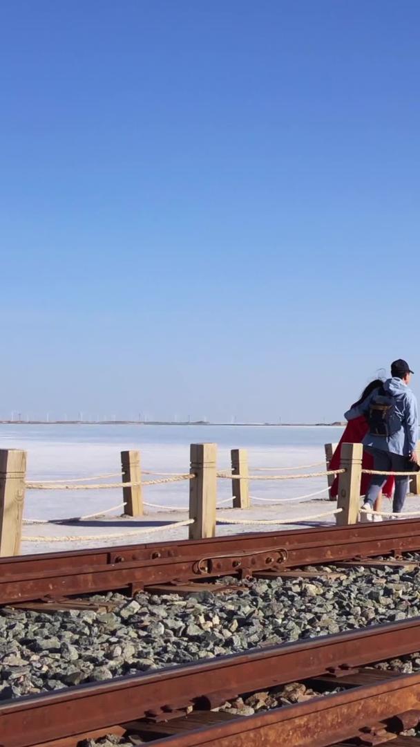 在茶卡盐湖上实拍火车视频的预览图