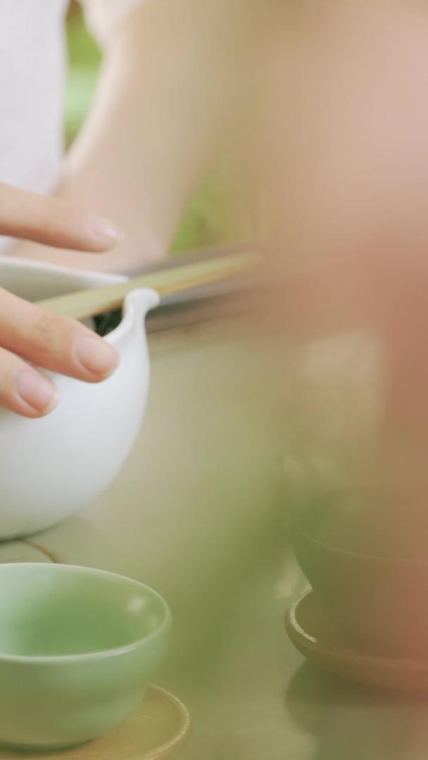 茶海瓷杯分茶倒茶茶视频的预览图